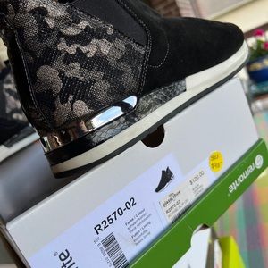 Remote black and silver accent kicks! Size 8.5.  Originally $120. $30